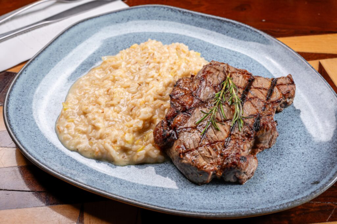 Chorizo Angus Grelhado, com risoto de alho-poró e brie. Foto: Priscilla Fiedler/Festival Bom Gourmet.