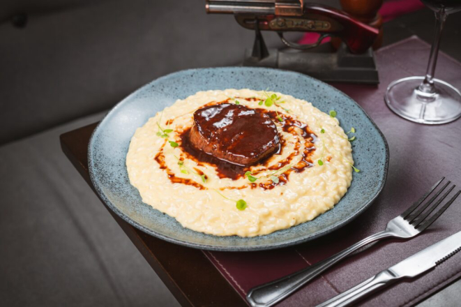 Mignon ao Demi-Glace com Risoto de Parmesão. Foto: Priscilla Fiedler/Festival Bom Gourmet.