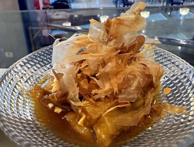 Beringela, ponzu, alho e katsuobushi, uma das entradas propostas. | Foto: Divulgação