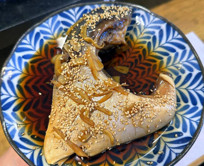 Nizakana de hamachi, peixe cozido. |Foto: Divulgação)