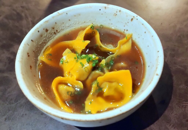 <em>Agnolini com recheio de rabada, caldo de mocotó e pimenta cambu</em>ci. | Foto: Anacreon de Téos