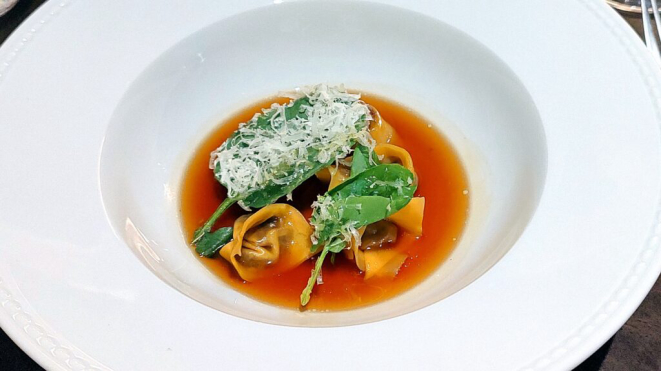 Tortellini recheado de rabada, agrião e caldo do mocotó. | Foto: Anacreon de Téos