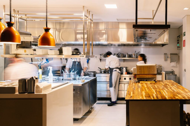 A cozinha do Trama Restaurante, eleito o melhor restaurante do Paraná no Prêmio Bom Gourmet. Foto: Tamy