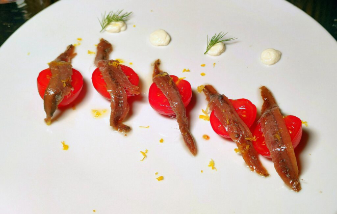 Combinação inesperada: <em>Alice do Cantábrico, tomate em rama e basílico</em>. | Foto: Anacreon de Téos