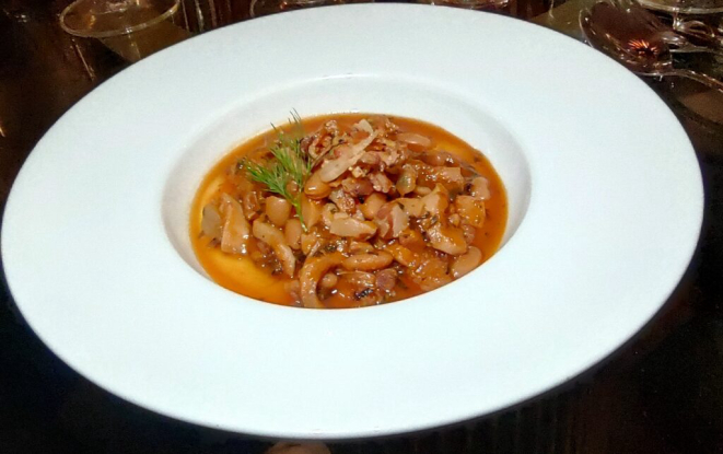 <em>Busecca</em> - tradicional <em>trippa alla milanese</em>, com feijões brancos, guanciale crocante e polenta cremosa. |Foto: Anacreon de Téos