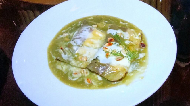 <em>Duo de ravióli de cordeiro e queijo, com molho velouté de ervas e pinóli</em>. | Foto: Anacreon de Téos