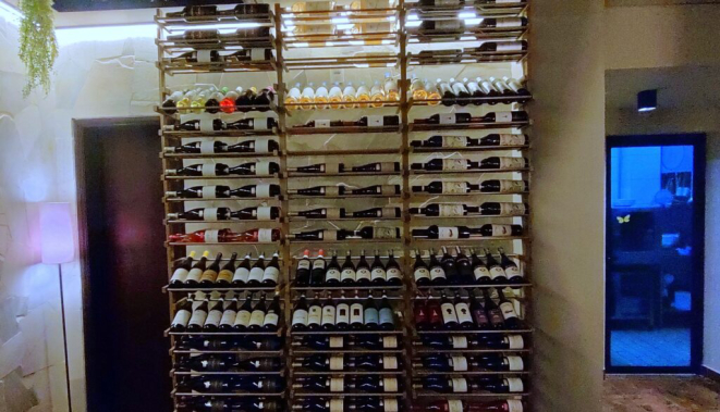 Adega da Osteria Lupita expõe, no salão, todos os rótulos para a harmonização com os pratos. | Foto: Anacreon de Téos