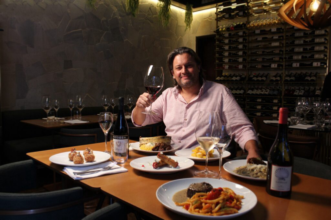 Dudu Sperandio, brindando em sua nova casa, a Osteria Lupita. | Foto: Morõni