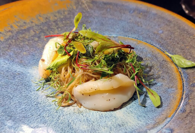 Hotetakai no sarada, uma salada com vieiras e harusame. | Foto: Anacreon de Téos
