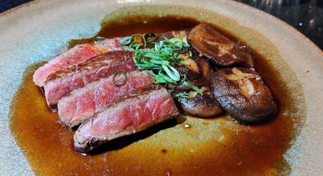 Teppanyaki de wagyu, com cogumelos shiitake. | Foto: Anacreon de Téos