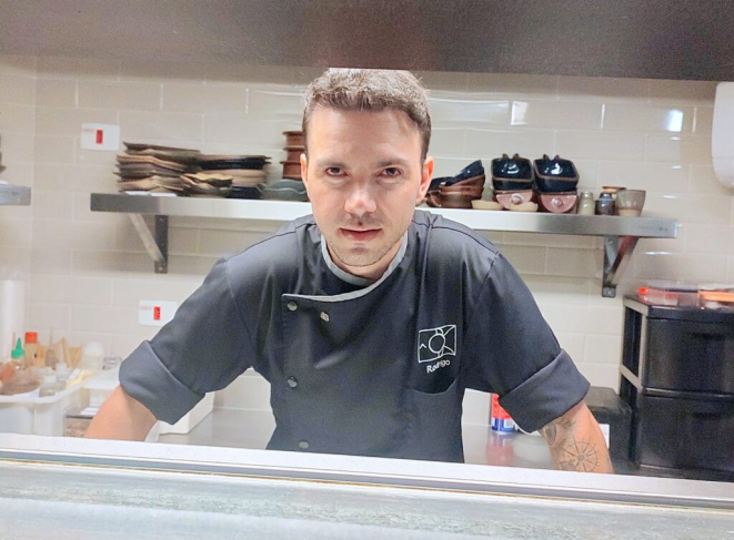 Rodrigo Petricelli, o criativo chef/sushiman, na cozinha do Kibô. | Foto: Anacreon de Téos