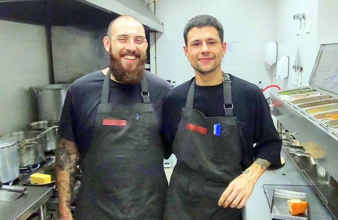 Giovani Vivan e João Pedro Vieira, os chefs que estão no comando da cozinha da Casa Vinci. | Foto: Anacreon de Téos