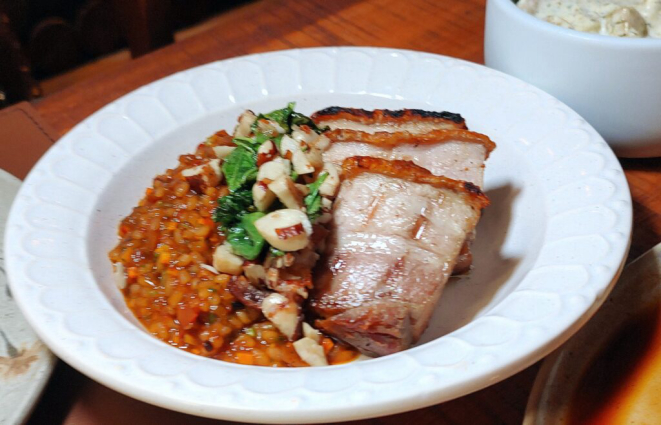 Barriga de porco com arroz caldoso, experiência gratificante. | Foto: Anacreon de Téos