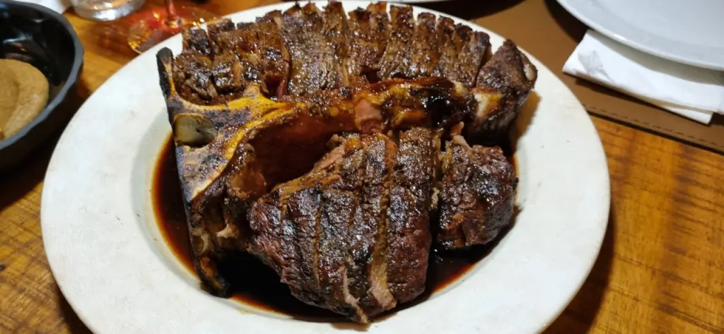 Bisteca Fiorentina, exatamente como deve ser. | Foto: Simone Meirelles / Comer & Curtir