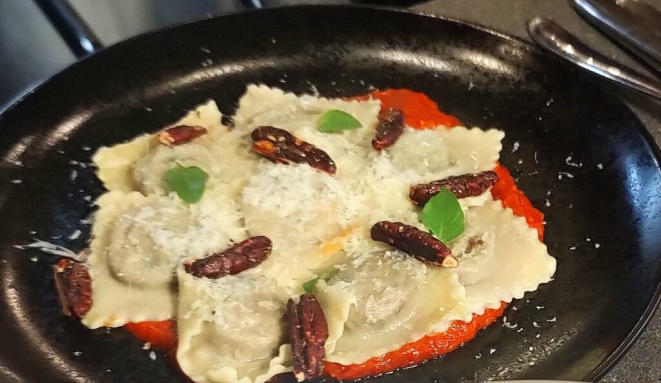 <em>Ravióli de berinjela ao pomodoro basílico, com pecorino e nozes carame</em>lizadas. Foto: Anacreon de Téos