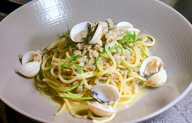 <em>Spaghetti ao vôngole com julienne de abobrinha</em>. | Foto: Anacreon de Téos