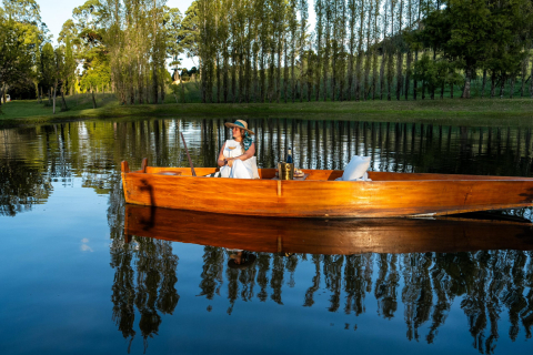 Tainá Zaneti: enóloga revoluciona vinícola na Serra Gaúcha e oferece degustação exótica a bordo de barco inspirado da Malásia