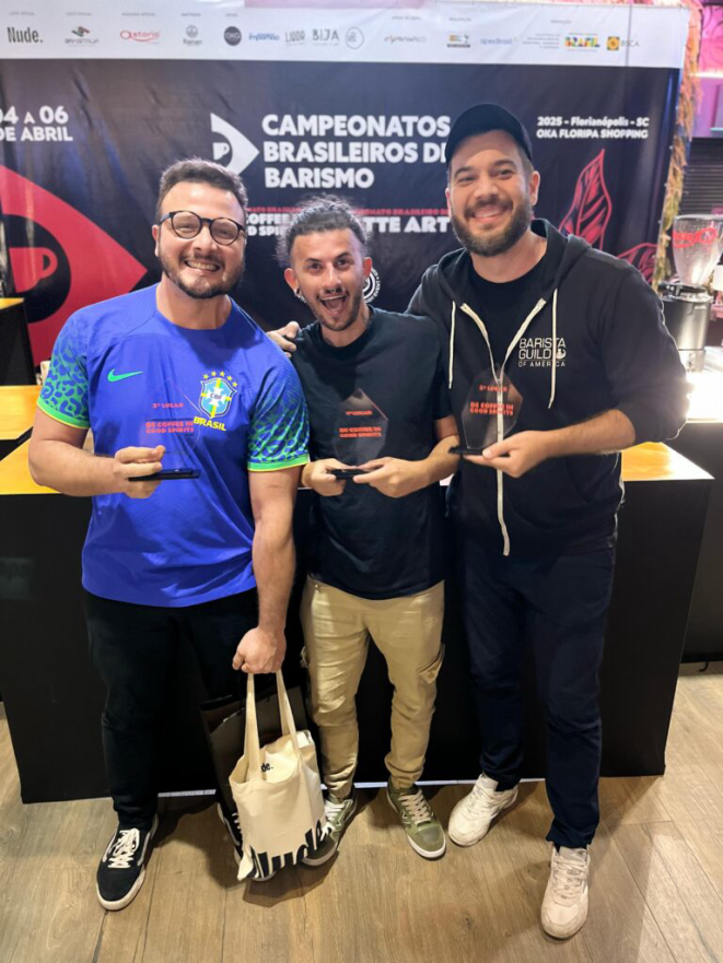 Leo Oliva (centro) e Daniel Munari (à direita), com o terceiro colocado, o carioca Emerson Nascimento. Foto: BSCA