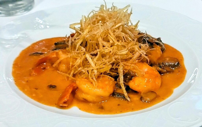 O Strogonoff de camarão do Bourbon Bistrot é feito a partir da bisque obtida com as cascas do crustáceo. Foto: Anacreon de Téos