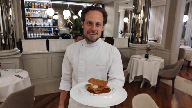 Chef Eduardo Richard, do Bourbon Bistrot, apresentando sua <em>Mille-feuille de bacalhau</em>, nova entrada. | Foto: Anacreon de Téos