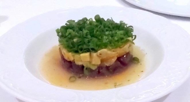 Tartare Thon - atum, avocado e água de tomate -, outra entrada. Foto: Anacreon de Téos
