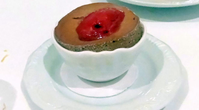 Soufflée de chocolate branco, com sorvete de frutas vermelhas. | Foto: Anacreon de Téos