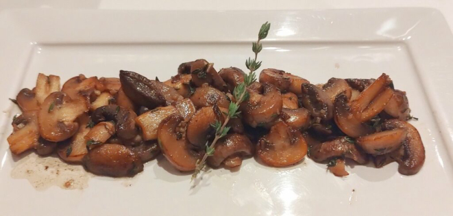 <em>Champignon à provençal com ervas frescas</em>. | Foto: Anacreon de Téos