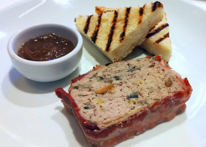 <em>Pâté de campagne sur La Loire</em> (pâté maison ao jerez, pistache e champignons) | Foto: Anacreon de Téos