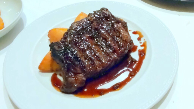 <em>Ribeye steak de Black Angus</em>, com molho poivre e batatas dauphinoise. | Foto: Anacreon de Téos