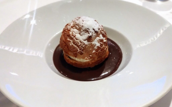 Profiteroles, com sorvete de baunilha e calda de brigadeiro. | Foto: Anacreon de Téos
