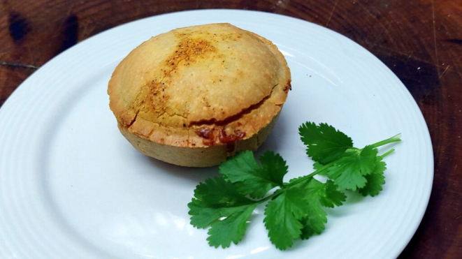 A Empada de caranguejo servida num prato de sobremesa (para se ter ideia do tamanho). | Foto: Anacreon de Téos