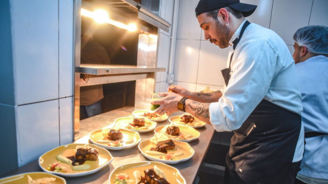 Bruno na finalização dos pratos. Crédito: Nay Klym.