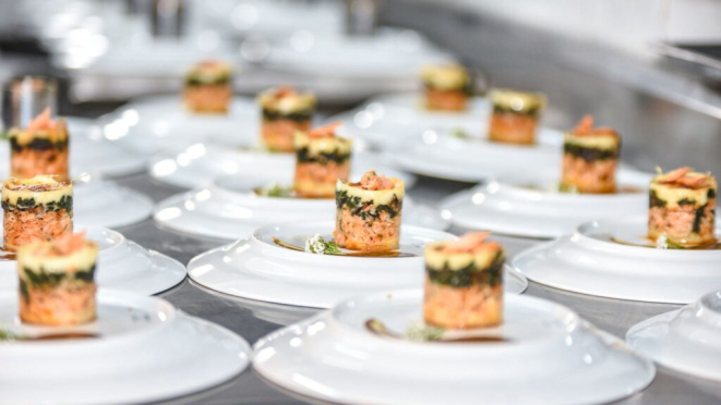 A cassata napolitana de salmão no prato invertido de Feliciano Corrêa. Crédito: Nay Klym.