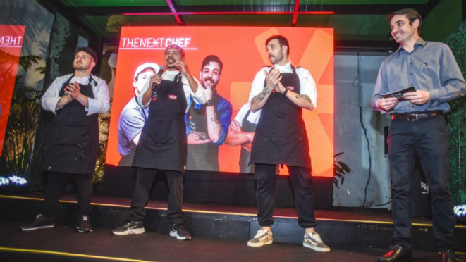 Guilherme Guzela (à direita), apresentador oficial do The Next, com os participantes do segundo jantar do reality. Crédito: Nay Klym.