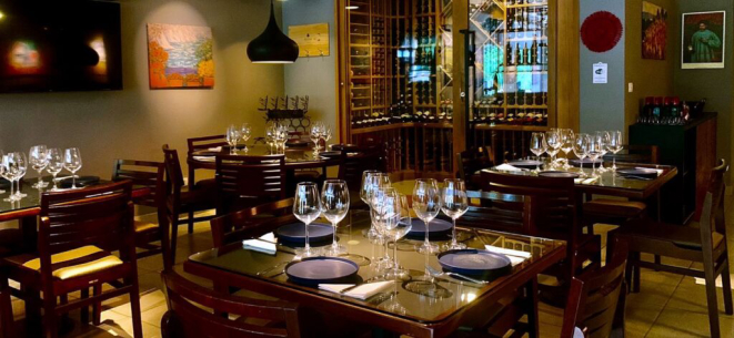 O belo e aconchegante salão do Iberico Pequeño Ecoville, no Campo Comprido. | Foto: Divulgação