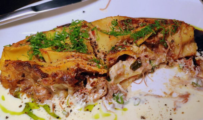 A Lasanha de rabada aberta, no detalhe. |Foto: Anacreon de Téos