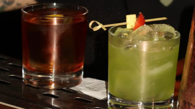 Carícia e Aguacero, as criações exclusivas de Alice Guedes para a última edição do Guest Bartender do Ponto Gin. Crédito: Divulgação.