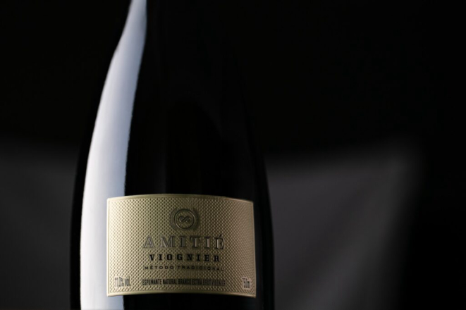 O rótulo do <em>Amitié Extra Brut Viognier</em> é muito elegante, exatamente como é o novo lançamento da Amitié. | Foto: Divulgação