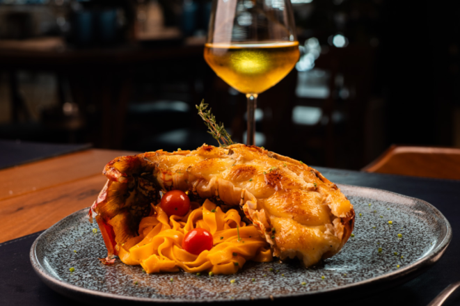 Lagosta grelhada, com fettuccine artesanal na manteiga, no cardápio do Cas.Cais. | Foto: Larissa Sene