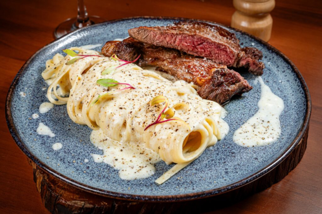Cacio & pepe com bife ancho é o prato principal de um dos menus do Pinot Wine Bar no Circuito Bom Gourmet de Inverno. Foto: Divulgação.