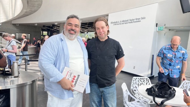 Thiago Paes e o chef do Café Gala do Museu Dalí, Chuck Bandel. Crédito: Acervo pessoal.