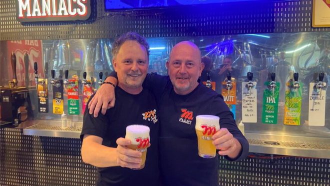 Agenor Maccari e Iron Mendes, proprietário da Maniacs, em Curitiba. Crédito: Acervo pessoal.