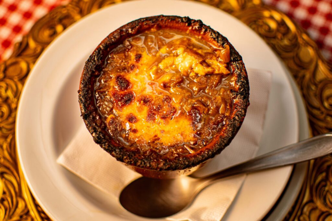 Soupe à L'oignon (Sopa de Cebola), da Cantina e Pizzaria Baviera, tem 20% de desconto durante o Circuito. Foto: Divulgação.