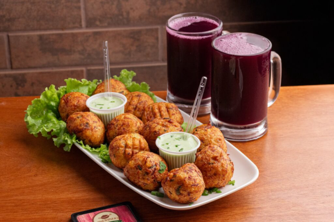 Bolinho de Aipim + 2 Chopes de Vinho, do Mineirinho Restaurante e Happy Hour, terá 20% de desconto durante o Circuito. Foto: Divulgação.
