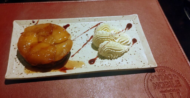 A pequena e saborosa Tarte tatin, servida com chantilly. | Foto: Anacreon de Téos