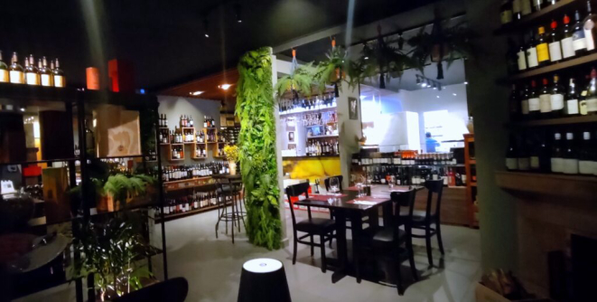 O belo e atraente espaço interno da Vino Nobile, loja de vinhos e bistrô. | Foto: Anacreon de Téos