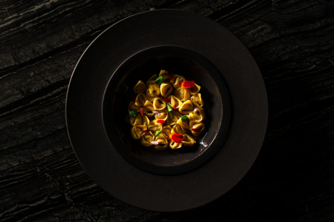 <em>Tortelini de codorna em seu próprio consommé</em> - outra entrada do DUQ. | Foto: Rubens Kato
