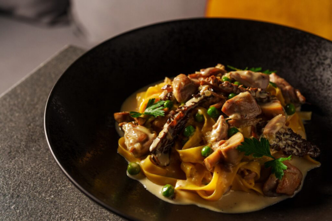 <em>Fettuccine fresco com codorna à la crème e cogumelos morilles</em>. Foto: Rubens Kato