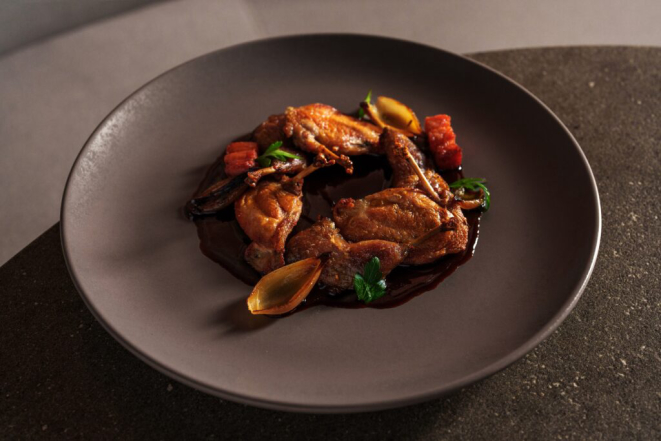 <em>Supreme grelhado, com coxa e sobrecoxa confitadas, ao molho de vinho do Porto, com purê de batatas e chalota </em>(o melhor prato de todos). Foto: Rubens Kato