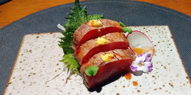 <em>Maguro zuke</em> - sashimi de atum “cozido” no dashi e marinado em shoyu, finalizado com mel de pimenta fermentada e gengibre fresco ralado.|Foto: Anacreon de Téos